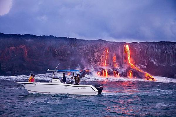 Cairan berwarna merah menyala ini terlihat sangat cantik bila hari mulai senja (sfgate.com)