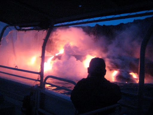 Kapal akan membawa wisatawan mendekati aliran lava Gunung Kilauea (sr.bestpicyures.of.com)