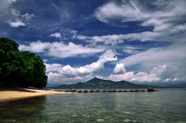 Tidak hanya lautan, daratan Pulau Siladen juga menampilkan keindahan yang memesona (infowisataku.com)