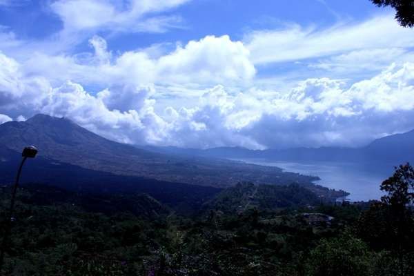 Hijaunya pepohonan pada gunung Batur dan birunya air danau Batur yang begitu menawan (Adi ps/dTraveler)