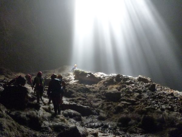 para petualang harus meluncur ke dasar gua dari atas lubang besar yang menganga di atas Gua Jomblang (diengplateau.com)