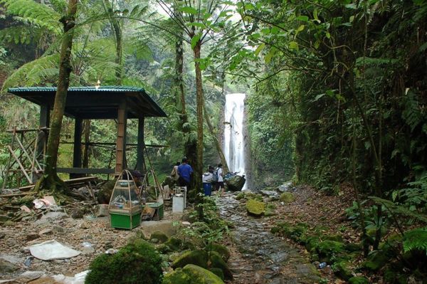 Air terjun dari kejauhan (pbase.com)