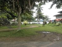 Suasana yang rindang di tepian danau. Ada banyak para pelancong atau warga setempat bersantai di sana.