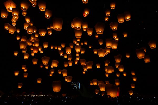 Ratusan lampion mulai berterbangan