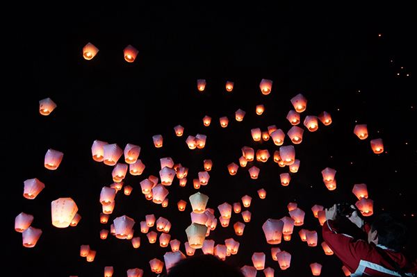 Selama festival, ratusan lampion berwarna merah dan orange menghiasi Desa Pingsi