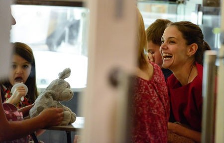 Tom Cruise Terpuruk, Katie Holmes Happy Tom Cruise Terpuruk, Katie Holmes Happy