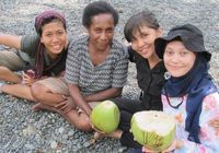 Seorang mamak yang memanjat pohon kelapa untuk kami minum kelapa muda segar (Sastri/ detikTravel)