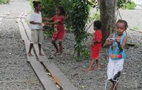Anak-anak kecil sedang bermain di jalanan desa, damai dan tentram (Sastri/ detikTravel)
