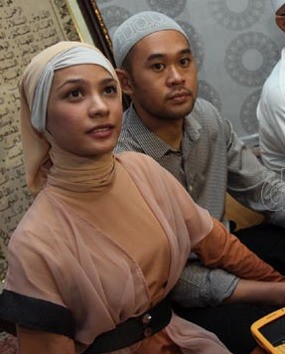 Pernikahan Tak Disetujui Keluarga Suami Karena Rachel Maryam Matre? Pernikahan Tak Disetujui Keluarga Suami Karena Rachel Maryam Matre?