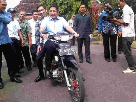 Anas Bonceng Ibas Test Ride Sepeda Motor BBG di Pacitan