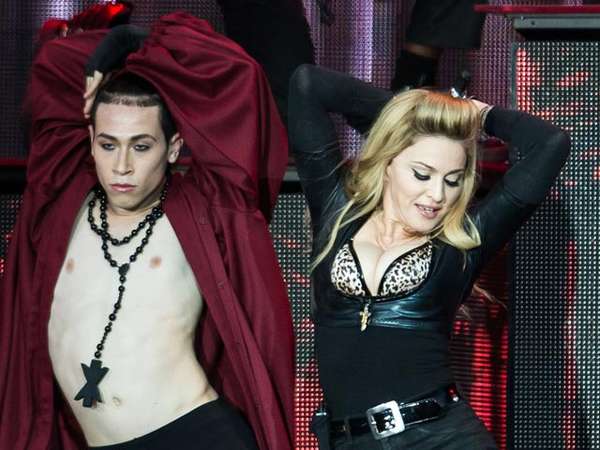 Madonna Tampil Enerjik di London Madonna Tampil Enerjik di London