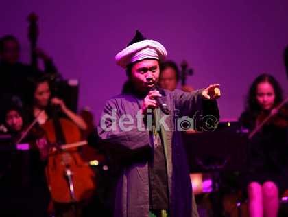 Candra Malik dan Trie Utami Kumandangkan \Syahadat Cinta\ di Katedral Candra Malik dan Trie Utami Kumandangkan \Syahadat Cinta\ di Katedral