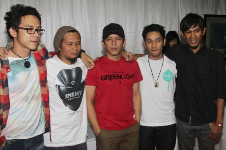 Video Klip NOAH \Separuh Aku\ Paling Populer di YouTube Video Klip NOAH \Separuh Aku\ Paling Populer di YouTube
