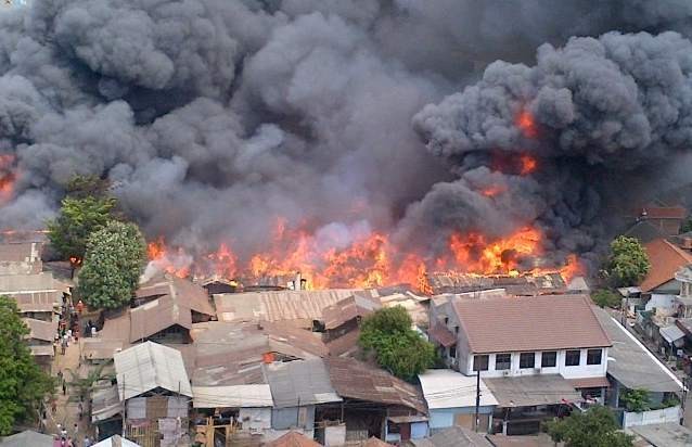 Asap Tebal Membumbung Tinggi dari Lokasi Kebakaran di Pondok Bambu Asap Tebal Membumbung Tinggi dari Lokasi Kebakaran di Pondok Bambu