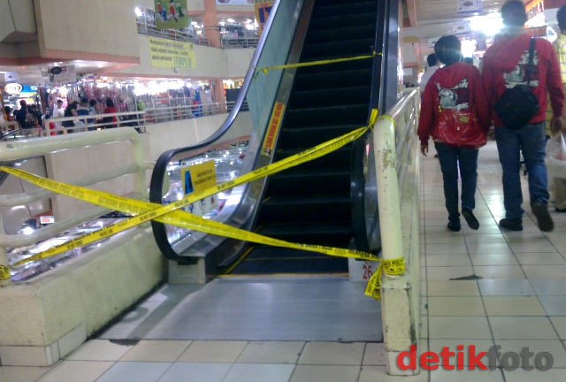 Gara-gara Sandal Jepit, Balita Terjepit Eskalator di Mall Atrium Senen Gara-gara Sandal Jepit, Balita Terjepit Eskalator di Mall Atrium Senen