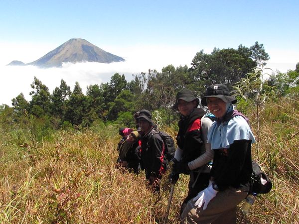 Menikmati pemandangan Gunung Sumbing