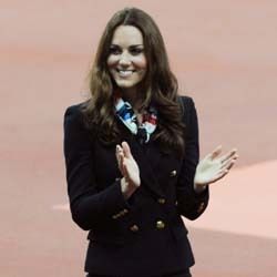 Kate Middleton Bergaya ala Pramugari Kate Middleton Bergaya ala Pramugari