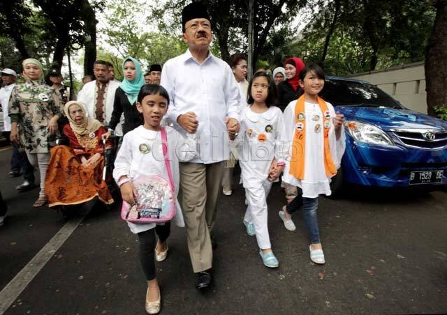 Dukungan Cucu untuk Foke: Dear Kokong, We Love You Very Much! Dukungan Cucu untuk Foke: Dear Kokong, We Love You Very Much!