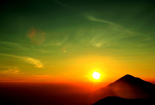 Warna Warni Langit Yang Menghiasi Terbitnya Matahari Warna Warni Langit Yang Menghiasi Terbitnya Matahari