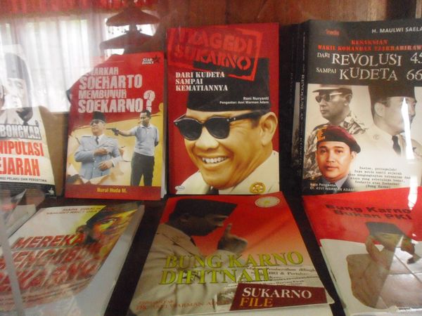 Buku-buku ini ada dalam lemari perpustakaan museum BK