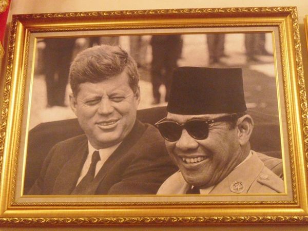 Presiden John F Kennedy dan ada foto Bung Karno