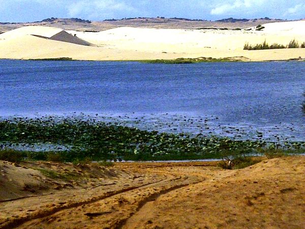 white sand dunes yang di pinggir danau