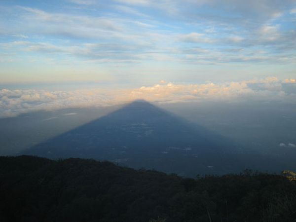 Bayangan berbentuk Piramida.jpg