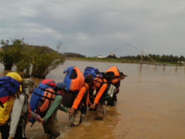 Moving Together pada saat penyebrangan muara