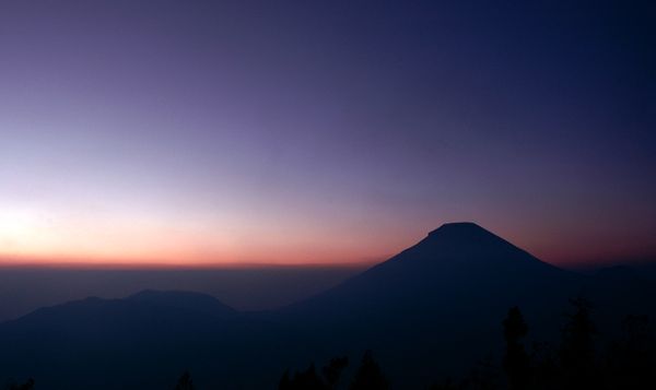 Mengejar Cahaya Emas di Bukit Sikunir, Dieng Img_20121031132832_5090c510db642