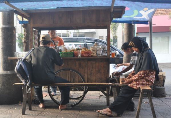 Warung Angkringan di depan RS PKU Muhammadiyah, Yogyakarta