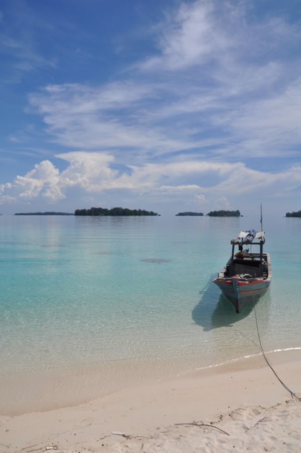 Kapal Nelayan di tepian pantai yang cantik