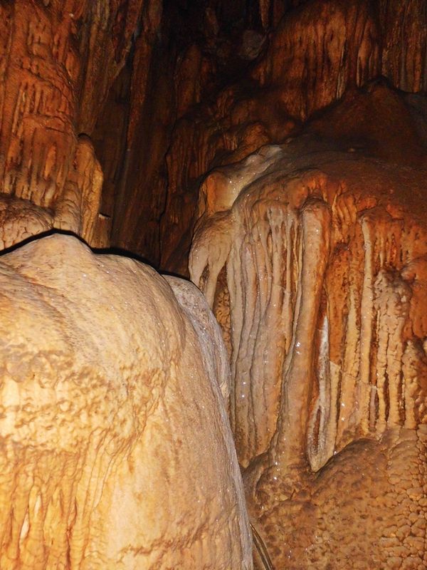 rembesan air yang mengering pada stalaktit dan stalakmit berkilau seperti berlian