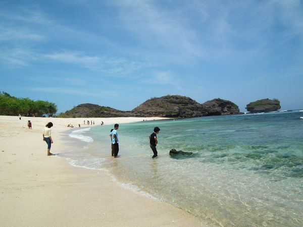 suasana pantai yang masih sepi