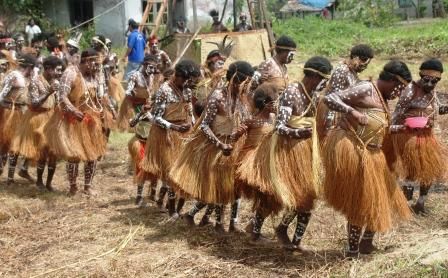 Barisan warga Kamoro yang menarikan Tari Semut
