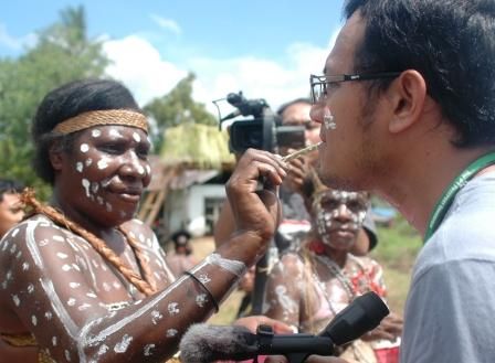 Mama mencoretkan cat putih sebagai ucapan selamat datang bagi tamu