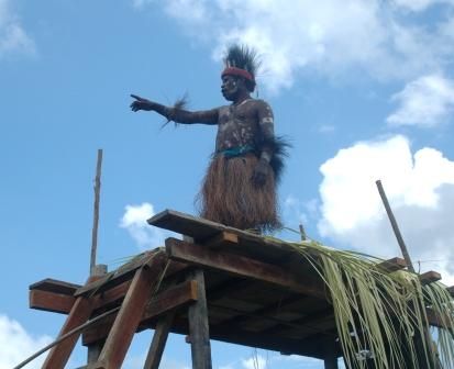 Seorang tuan tani sedang memimpin tarian Semut Suku Kamoro