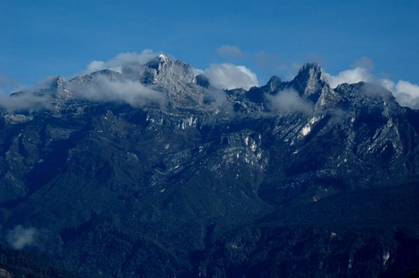 Sisi puncak Cartenz yang berbatu (foto: Keken/detikTravel)