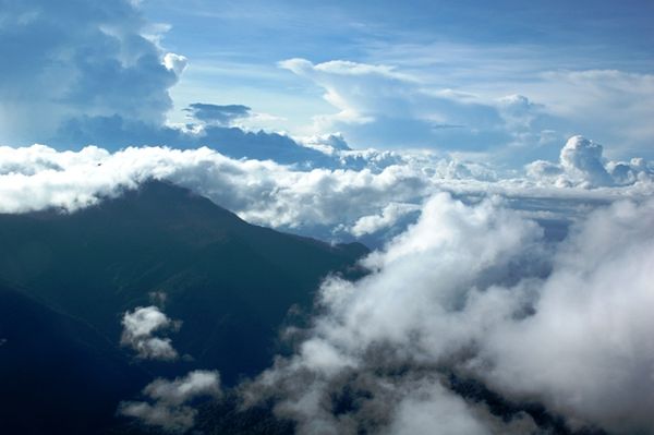 Langit biru dan awan putih yang menemani sepanjang perjalanan menuju puncak Cartenz (foto: Keken/detikTravel)