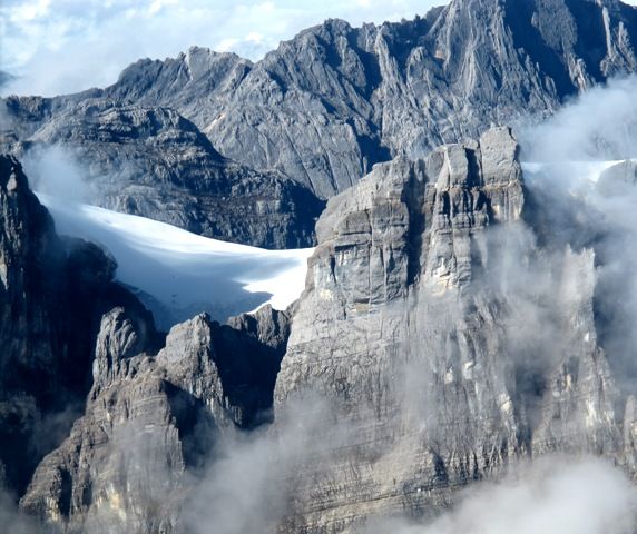 Salju di salah satu sisi Puncak Cartens (foto: Keken/detikTravel)