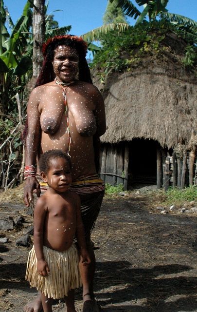Seorang mama dan putrinya mengenakan Sali (Rok Jerami) dan noken tanpa penutup dada (foto:keken/detikTravel)