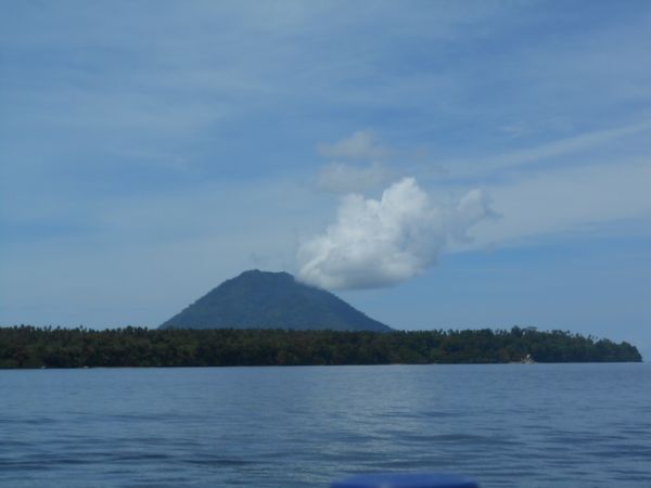 Sisi pulau Manado Tua dibalik pulau Bunaken