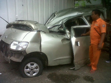 Mobil Grandmax Tabrak Tiang Jembatan Tol Kanci, 1 Tewas Mobil Grandmax Tabrak Tiang Jembatan Tol Kanci, 1 Tewas