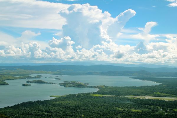 Pemandangan danau sentani dari puncak bukit MacArthur