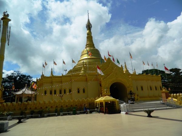 Pagoda warna emas seperti di Thailand