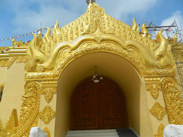 Ukiran yang menghias pintu pagoda