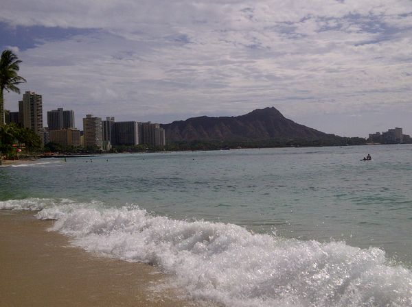 Debur ombak di Pantai Waikiki, Hawaii