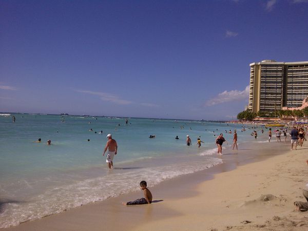 Mentari hangat di Pantai Waikiki, Hawaii