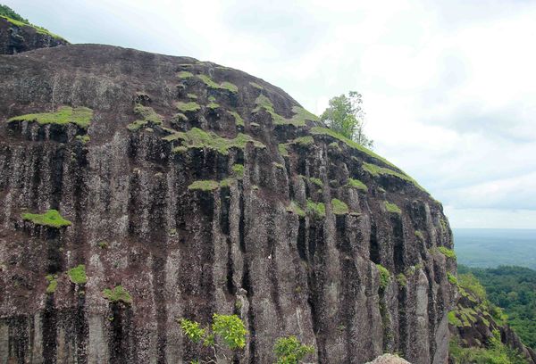 singkapan batuan yang menjulang tinggi, besar, nan kokoh