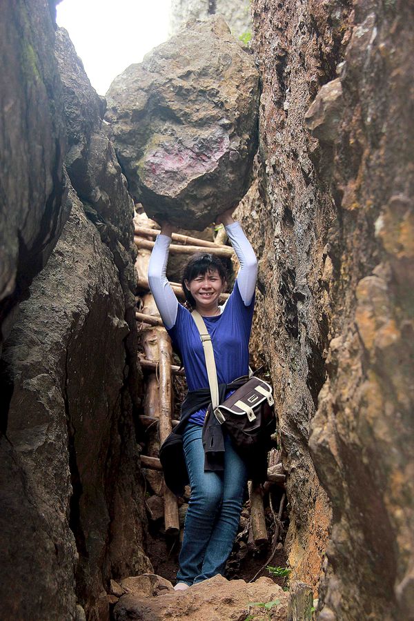 lokasi pendakian disela bebatuan gunung