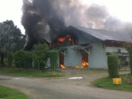 2 Gudang di Sentul Bogor Terbakar, Ratusan Karyawan Panik 2 Gudang di Sentul Bogor Terbakar, Ratusan Karyawan Panik